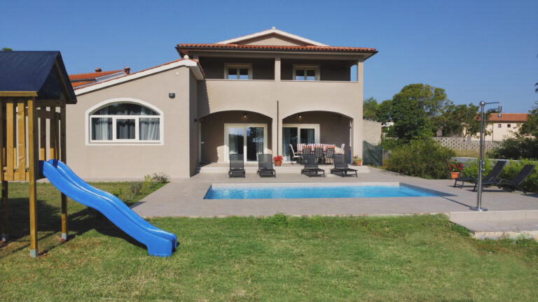 accommodation with pool apartment dorina